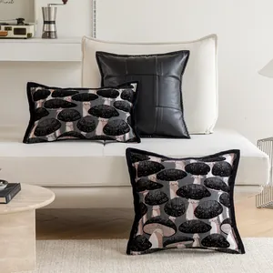 Dekorative Retro-Kissenbezüge mit Pilzmuster und schwarzem Leder auf einem Sofa
