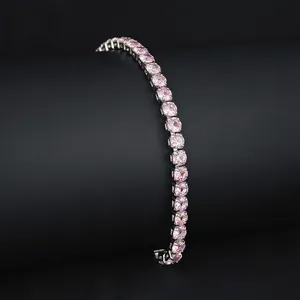 Vista macro de una pulsera tenis con brillantes piedras de circonita rosa