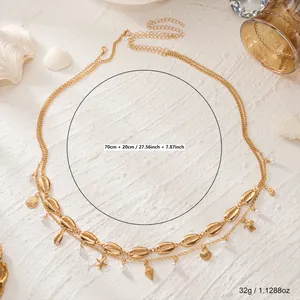 Detailansicht der böhmischen Gold-Taillenkette mit Seemuscheln, Perlen und Seesternen.