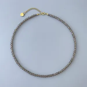 Vue détaillée du collier fait main en pierres naturelles grises facettées avec cœur