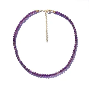Détail d'un collier de perles en pierre naturelle violette avec chaîne d'extension