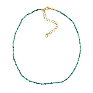 Détail d'un collier en perles de pierre naturelle avec fermoir doré réglable