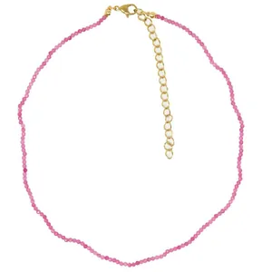 Vue détaillée du collier en pierres naturelles roses avec chaîne d'extension dorée.