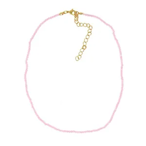 Détail du collier en perles de pierre naturelle rose avec chaîne dorée