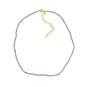 Vue détaillée du collier de perles en pierre naturelle gris phosphore avec fermoir doré