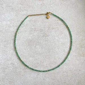 Vue détaillée d'un collier en perles de pierre naturelle verte avec breloque en cœur