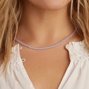 Vue détaillée d'un collier de perles en pierre naturelle gris phosphore sur un modèle