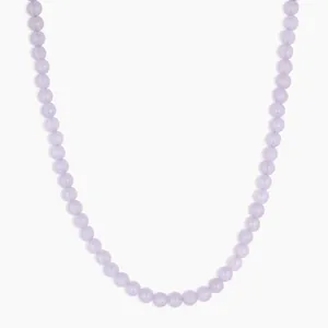 Vue détaillée du collier en pierres naturelles lavande avec perles rondes.