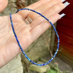 Élégant collier artisanal en petites perles de pierre naturelle bleue facettée, chic