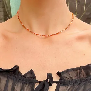 Gros plan d'un collier ras du cou en perles de pierre naturelle sur mannequin