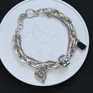 Bracciale a più strati in argento vintage con ciondolo a cuore e gemma nera chic