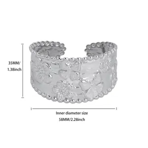 Dimensions détaillées du bracelet manchette en acier argenté à motifs fleurs et papillons.