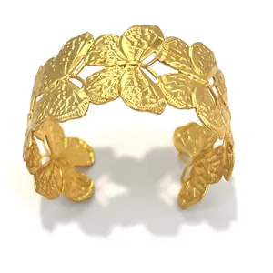 Eleganter goldener Schmetterlings-Armreif aus Edelstahl mit feiner Hohlstruktur Detail