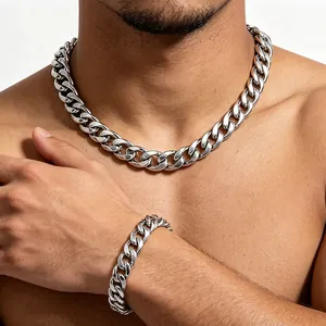 Nahaufnahme von grober silberner Panzerkette aus Titanstahl für Herren mit Armband am Model