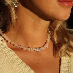 Gros plan d'un collier de plage avec des éclats de pierre et perle en céramique.