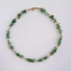 Vue détaillée du collier en éclats de pierre verte avec perles dorées pour le style plage