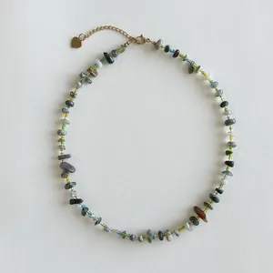 Vue détaillée d'un collier de style plage en pierres concassées et perles colorées