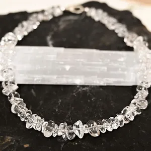 Vue détaillée en gros plan d'un collier en éclats de quartz sur fond de pierre noire