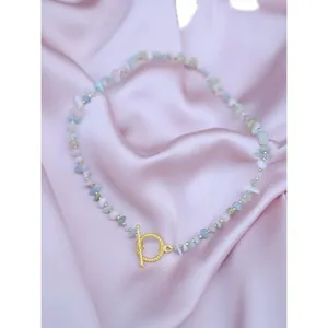 Détail du collier de pierres colorées faites à la main avec fermoir à bascule doré