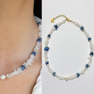 Collier de plage fait main avec éclats de pierre naturelle et perle, fermoir cœur doré