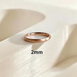 Nahaufnahme eines 2mm minimalistischen roségoldenen Rings mit gebürsteter Textur