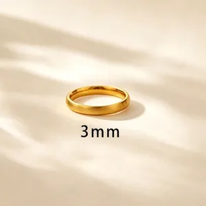 Detailaufnahme eines 3 mm breiten, gebürsteten Rings aus 18k vergoldetem Titanstahl