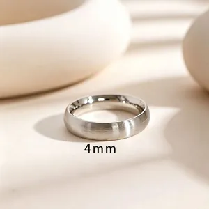 Nahaufnahme eines 4mm Titanstahlrings mit eleganter gebürsteter Silbeoberfläche