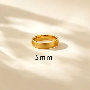 Detailaufnahme eines 5mm gebürsteten 18 Karat Gold-Titanstahlrings mit mattem Finish