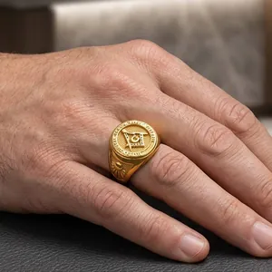 Vue détaillée d'une bague maçonnique plaquée or avec le symbole de l'équerre.