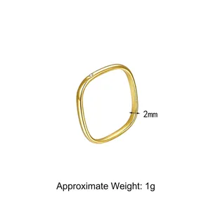 Nahaufnahme eines minimalistischen 2mm Gold-Viereckrings mit einem Gewicht von etwa 1g auf weiß.