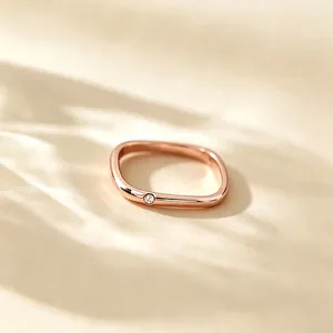 Nahaufnahme eines minimalistischen quadratischen Rings aus roségoldenem Titanstahl.