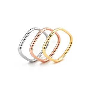Detailansicht von drei quadratischen Ringen in Silber, Gold und Roségold-Finish