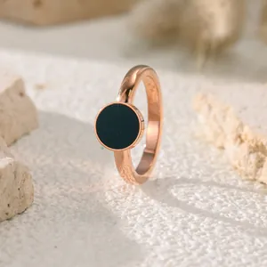 Vista macro dettagliata di un anello minimalista in acciaio al titanio oro rosa con inserto