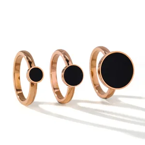 Anelli in acciaio titanio oro rosa in tre misure con intarsio rotondo nero lucido