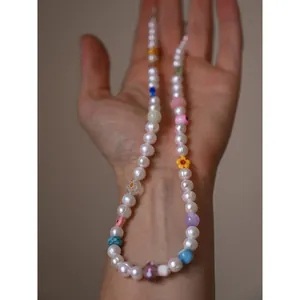 Collier fait main en perles de verre millefiori colorées pour un look estival frais