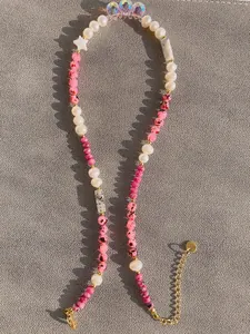 Gros plan détaillé d'un collier d'été fait main avec des perles de verre colorées et perles