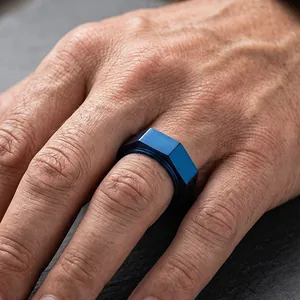 Makroaufnahme eines mattblauen Edelstahlrings in Sechskantmutter-Form für Herren.