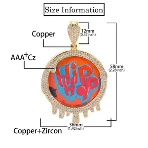 Vue détaillée d'un pendentif rond hip hop avec pierres AAA+ Cz et design goutte