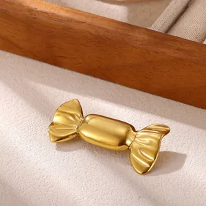 Gros plan d'une broche en acier doré en forme de bonbon mignon et élégant