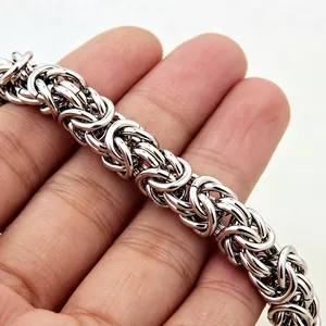 Nahaufnahme des handgefertigten silbernen byzantinischen Edelstahl-Kettenarmbands
