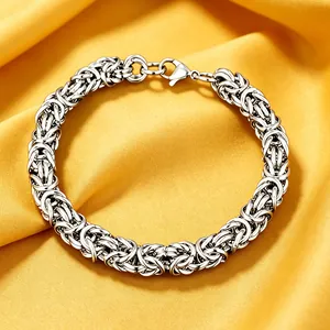 Nahaufnahme eines handgewebten Armbands aus Titanstahl mit byzantinischem Kettenmuster