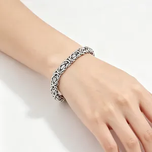 Detaillierte Nahaufnahme eines geflochtenen Byzantiner-Armbands aus Edelstahl für Herren