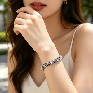 Detailansicht eines handgeflochtenen Armbands aus Titanstahl für einen stilvollen Look.