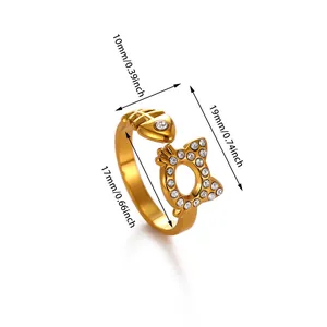 Diagramma dettagliato delle dimensioni con le misure di un anello a forma di gatto e pesce