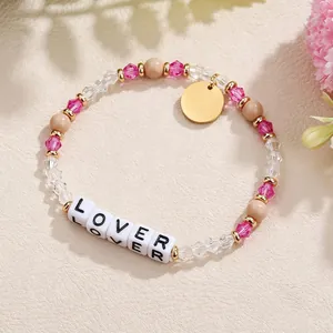 Detailansicht eines Kristallperlenarmbands mit "LOVER"-Buchstabenperlen und Goldanhänger.