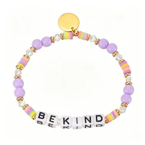 Nahaufnahme des bunten Perlenarmbands mit Be Kind Buchstabenperlen auf weißem Hintergrund.