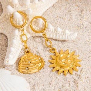 Orecchini a cerchio in acciaio inossidabile placcato oro 18K con sole e conchiglia