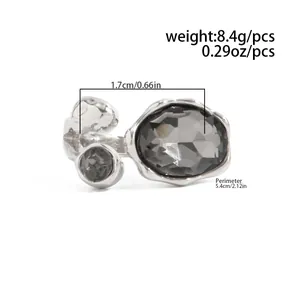Détails d'une bague argentée avec pierres grises et dimensions