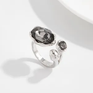 Vue détaillée d'une bague ajustable argentée avec des pierres en acrylique gris facetté