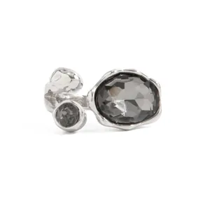 Vue détaillée d'une bague argentée avec des pierres en acrylique noir facetté